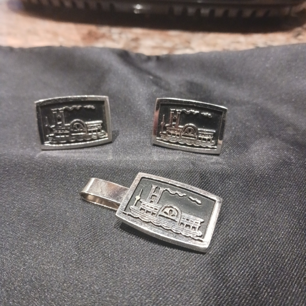 Vtg Men's Silvertone, Black Enamel Steamboat Motif Cufflinks & Tie Bar Set.